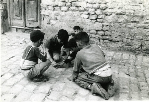 Les enfants jouent dans les rues