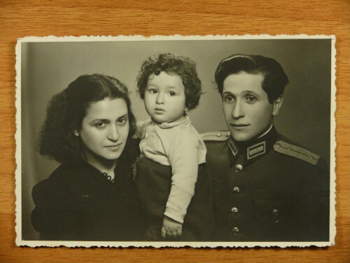 Beka (Rebecca) Benoun née Garty, Maxim leur fils, et Samy Benoun en uniforme de lieutenant de l'armée bulgare