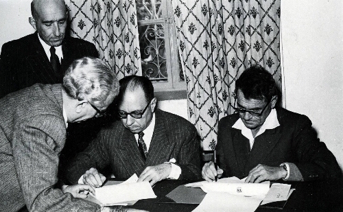 M. Kadish Luz, ministre de l’Agriculture, et M. Marcel Franco signant l’accord