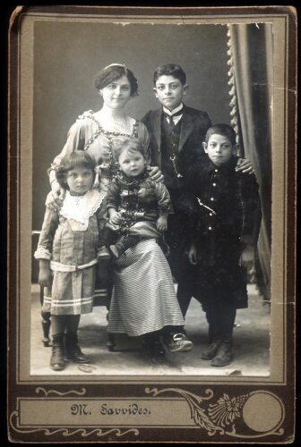 Marie Hazan entourée de ses frères et soeurs