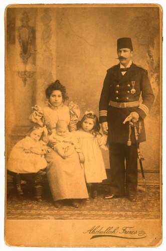 Dr Menahem Hodara (1869-1916) en uniforme, son épouse Estrella Ner et 3 de leurs 8 enfants