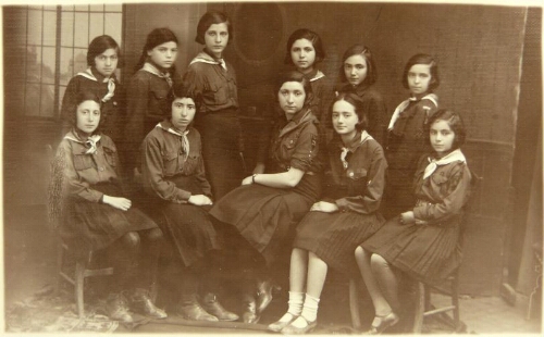 Groupe de jeunes filles appartenant à l'Achomer Azair de Plovdiv (Philippopoli)