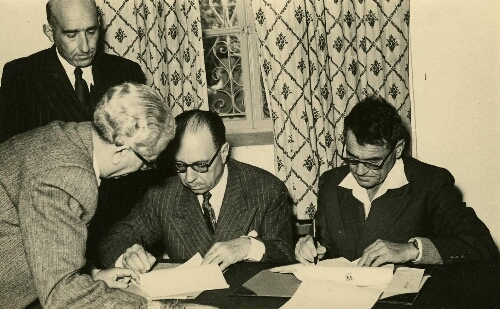 M. Kadish Luz, ministre de l’Agriculture, et M. Marcel Franco signant l’accord