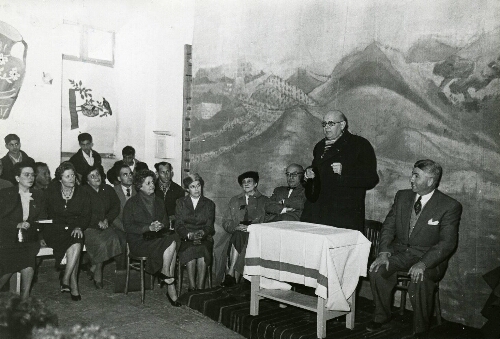 Visite de Georges Duhamel aux écoles de l’AIU. M. Duhamel s’adressant aux élèves