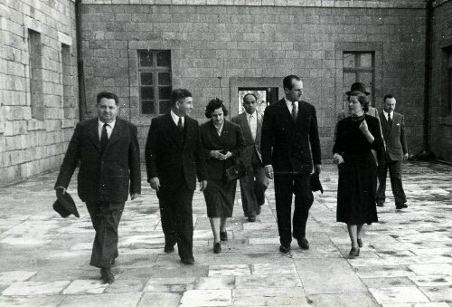 Visite du baron Elie de Rothschild à l’école de filles