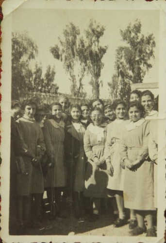 Esther Levy avec un groupe d'élèves de l'Ecole de l'Alliance Israelite Universelle