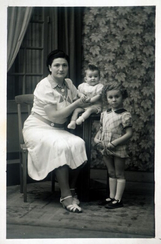 Boena Cohen née Saul avec Eliane et Benjamin