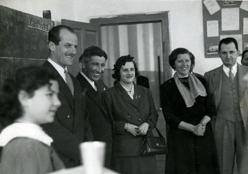 Visite du baron Elie de Rothschild à l’école de filles