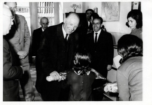 Visite de l’ambassadeur de France, M. F. Charles-Roux, et de M. Michel, conseiller pédagogique auprès de l’ambassade