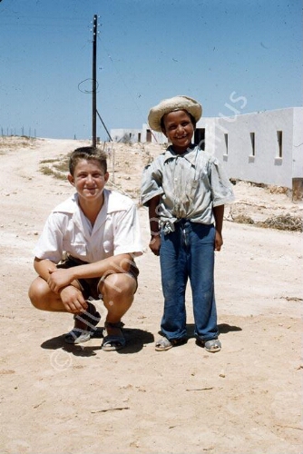 Enfant yéménite avec Michel Harrus.