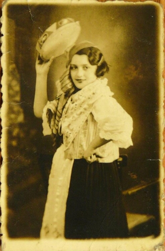 Beka (Rebecca) Garty en costume espagnol dans le rôle de Carmen lors d'une représentation au théâtre de la ville de Plovdif