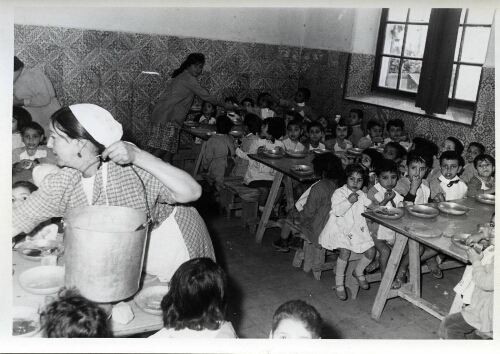 Les petits au réfectoire