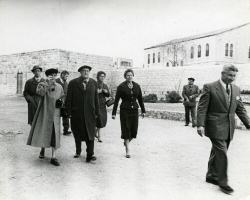 Visite de Georges Duhamel aux écoles de l’AIU. Dans la cour du lycée Crémieux