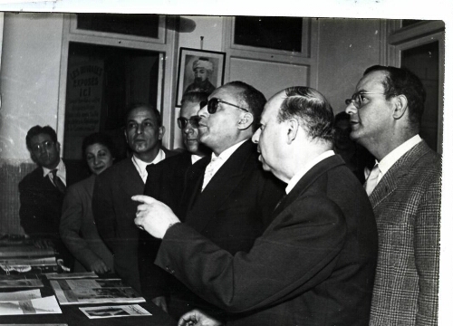 Vitalis Danon commente l'exposition à des visiteurs