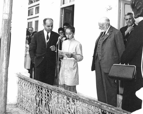 Une fillette de l’Ecole Populaire souhaite la bienvenue au Président René Cassin