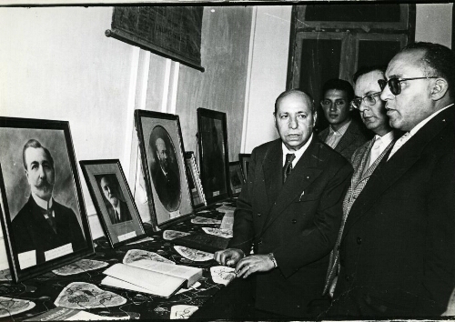 Vitalis Danon commente l'exposition à des visiteurs